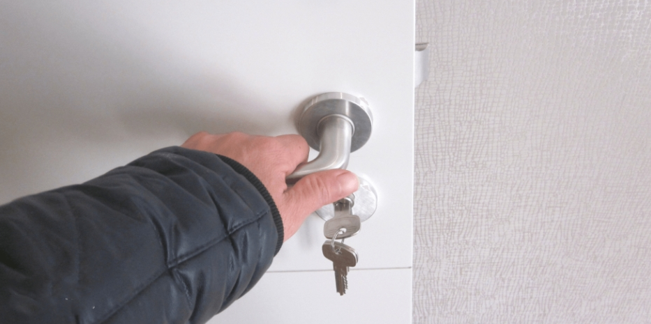 房門(mén)是否安裝牢固、開(kāi)合是否順暢?