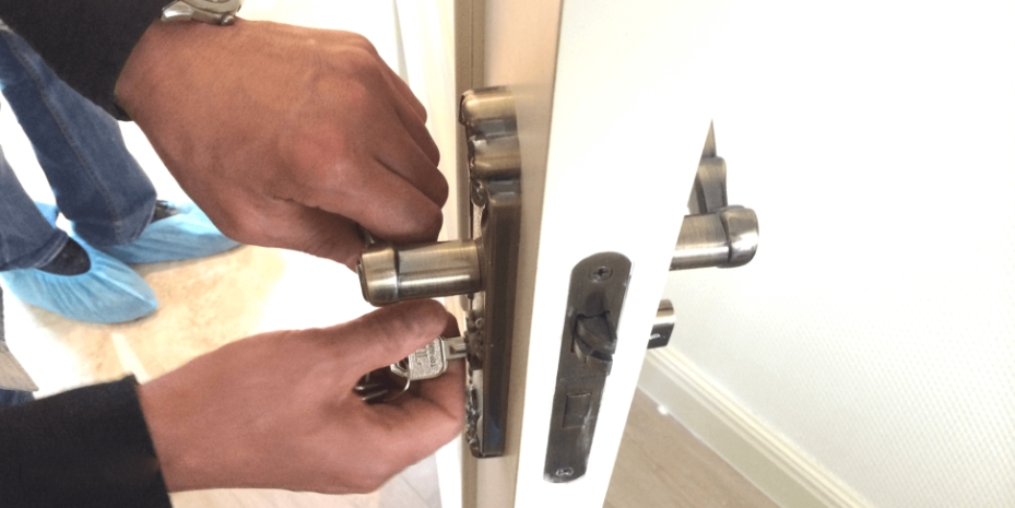 房門(mén)門(mén)鎖開(kāi)關(guān)是否順暢