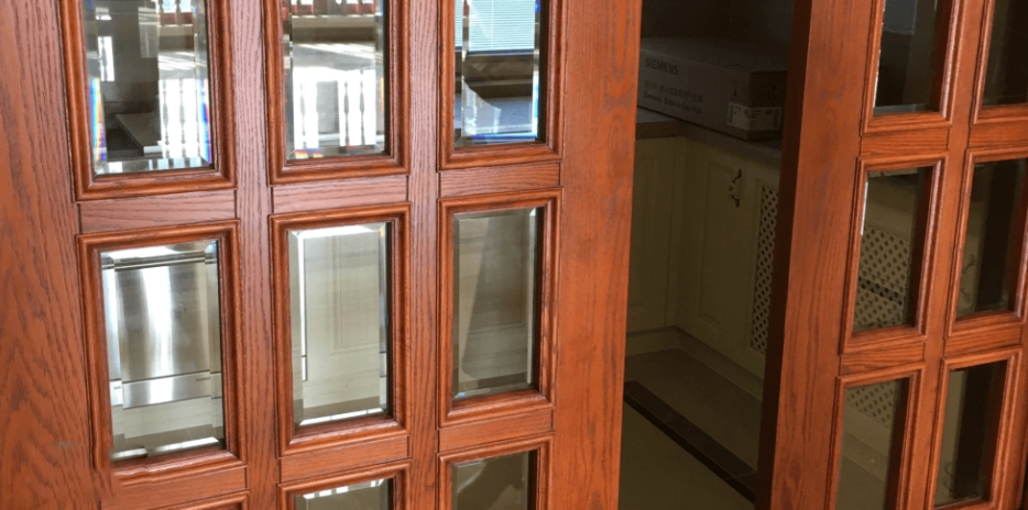 房門(mén)、背景墻、線條表面是否有明顯破損?